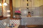 The blue and white bathroom with tub at Agricola P